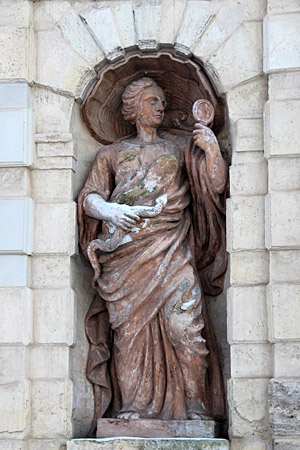 Петропавловская крепость, символизирующая благоразумие скульптура в левой нише Петровских ворот, в руках у неё зеркало и змея.