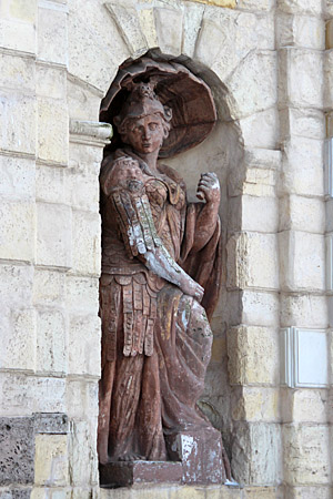 Петропавловская крепость, символизирующая храбрость скульптура в правой нише Петровских ворот; на шлеме скульптуры изображена Саламандра.