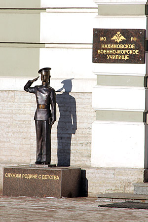 Скульптура юного нахимовца при входе в Нахимовское военно-морское училище в Санкт-Петербурге.