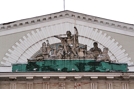 Скульптурная группа «Нептун с двумя реками», украшение аттика фасада здания Биржи.