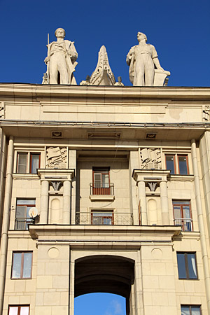 Санкт-Петербург, Скульптура «Моряк и рабочий» на доме Балтфлота на Петровской набережной.
