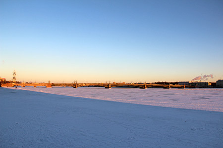 Троицкий мост через Неву.