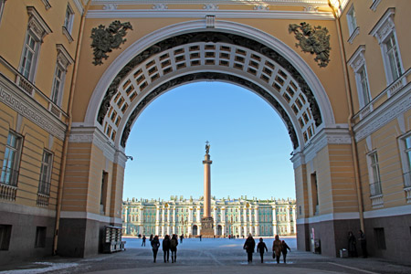 Вид на Александровскую колонну и Зимний дворец через арку Главного штаба