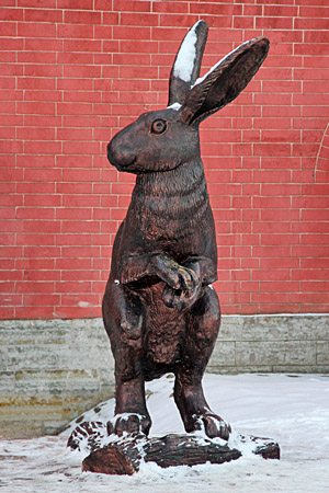 Скульптура зайца на Заячьем острове в Санкт-Петербурге.