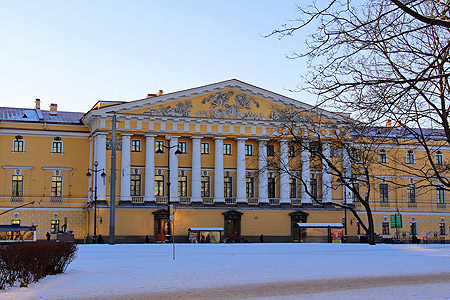 Санкт-Петербург, вид на Адмиралтейство через сад Зимнего дворца.