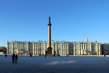 Зимний дворец и Александровская колонна.