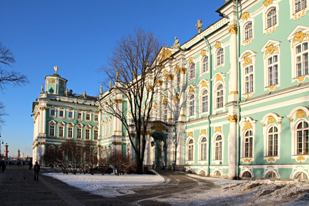 Зимний дворец и растральные колонны.