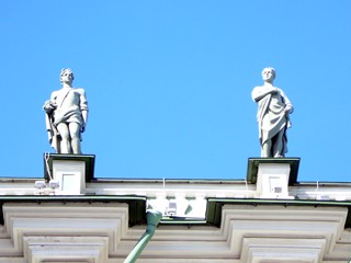 Санкт-Петербург,Скульптуры на крыше Зимнего дворца .