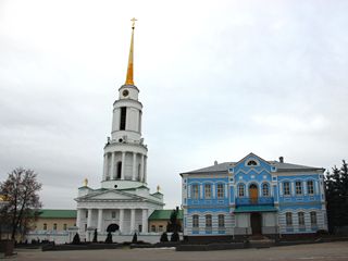 Задонск, Задонский Рождество-Богородицкий мужской монастырь, Архиерейские покои и колокольня.