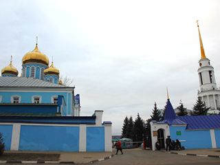 Задонск, Задонский Рождество-Богородицкий мужской монастырь, Вход в монастырь. Слева - Владимирский собор.