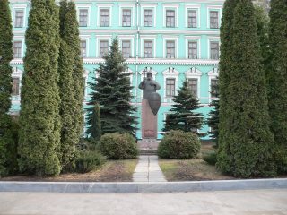 Данилов мужской монастырь в Москве, памятник святому равноапостольному князю Владимиру