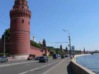 Вид от Водовзводной башни на южную стену Московского Кремля