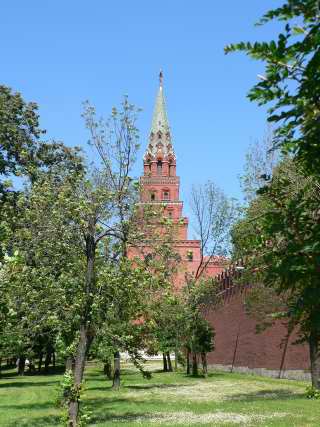 Боровицкая башня Московского Кремля. Вид от Водовзводной башни