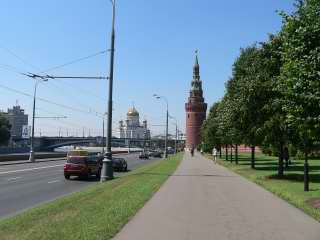 Водовзводная башня Московского Кремля. Вдали - Храм Христа Спасителя