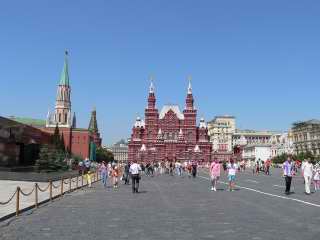 Красная площадь. Исторический музей. Слева - Никольская башня Московского Кремля