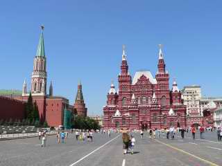 Красная площадь. Исторический музей. Слева - Никольская башня Московского Кремля, вдали - Угловая Арсенальная башня