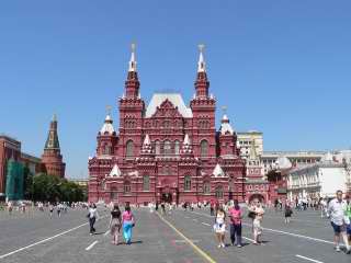 Исторический музей. Слева - Никольская башня Московского Кремля, справа - Воскресенские ворота