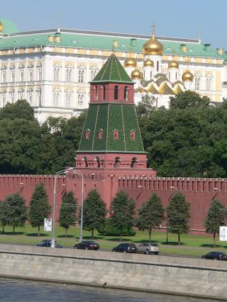 Первая Безымянная башня Московского Кремля и Благовещенский собор