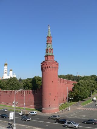 Беклемишевская (Москворецкая) башня Московского Кремля. Слева - колокольня Ивана Великого