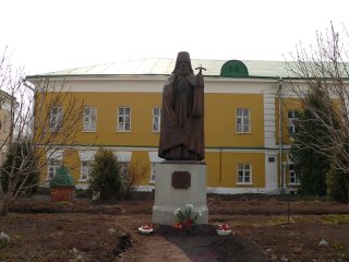 Николо-Перервинский монастырь в Москве, памятник митрополиту Платону