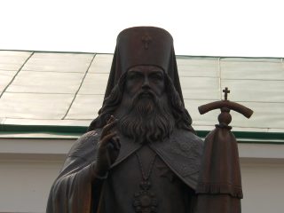 Николо-Перервинский монастырь в Москве, памятник митрополиту Платону