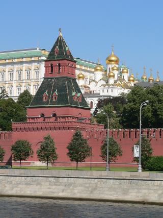 Тайницкая башня Московского Кремля и Благовещенский собор