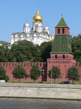 Первая Безымянная башня Московского Кремля и Архангельский собор