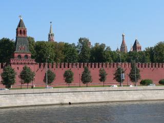 Вторая Безымянная башня Московского Кремля. Вдали видны Спасская башня и купола собора Василия Блаженного
