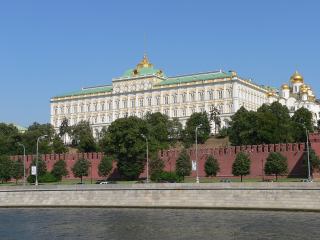 Большой Кремлевский дворец и Благовещенский собор. Слева - Благовещенская башня, справа - Тайницкая башня
