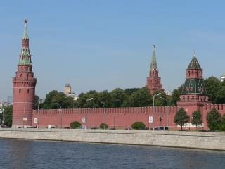 Водовзводная и Благовещенская башни Московского Кремля. За ними - Боровицкая башня