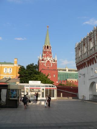 Троицкая башня Московского Кремля. Справа - Кутафья башня