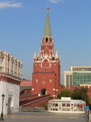 Троицкая башня, слева - Кутафья башня