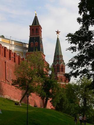 Оружейная (Конюшенная) и Боровицкая (Предтеченская) башни Московского Кремля