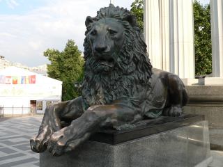 Скульптура льва рядом с памятником Александру II в Патриаршем сквере
