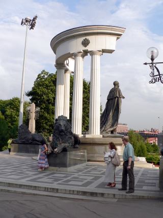 Памятник Александру II в Москве, рядом с Храмом Христа Спасителя