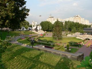 Патриарший сквер. Памятник Александру II в Москве, рядом с Храмом Христа Спасителя