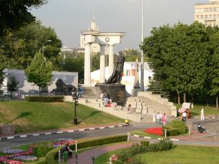 Памятник Александру II в Москве, рядом с Храмом Христа Спасителя