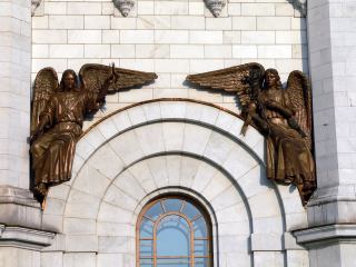 Горельефы Храма Христа Спасителя. Левая оконная арка выступа. Слева: архангел Уриил с пламенем в руке, справа: архангел Гавриил с лилией в руке