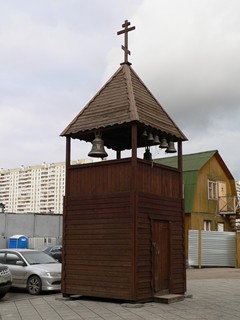 Троицкий храм в Братеево. Деревянная звонница на территории прихода