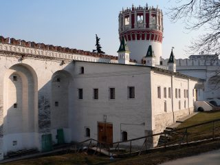 Новодевичий монастырь в Москве, Напрудная башня и Стрелецкие караульни