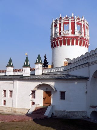 Новодевичий монастырь в Москве, Напрудная башня и Стрелецкие караульни