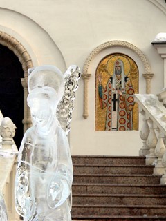 Храм во имя Новомучеников и Исповедников в Бутово. Ледяные фигуры возле храма.