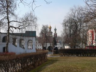 Новодевичий монастырь в Москве, крыльцо Смоленского собора, вдали - Надвратная Покровская церковь