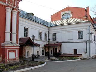 Высоко-Петровский мужской монастырь, монастырские корпуса