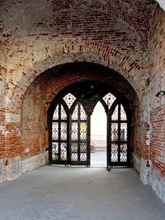 Высоко-Петровский мужской монастырь, входные ворота в основании колокольни
