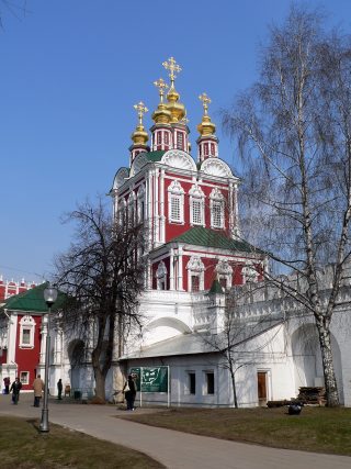 Новодевичий монастырь в Москве, Привратная сторожка и Надвратная Преображенская церковь