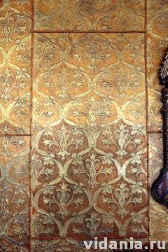 Интерьер дворца Алексея Михайловича. Покои царевны Софьи. Тисненая кожа, которой обиты стены в интерьере.