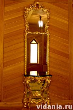 Интерьер дворца Алексея Михайловича. Зеркало, установленное на выходе из дворца.