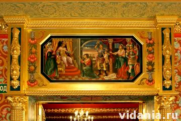 Интерьер дворца Алексея Михайловича. Икона над одной из дверей в Престольной палате хором Царя.