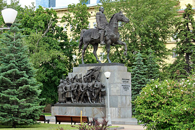 Установленный 16 июля 1973 года памятник Михаилу Илларионовичу Кутузову работы Николая Васильевича Томского